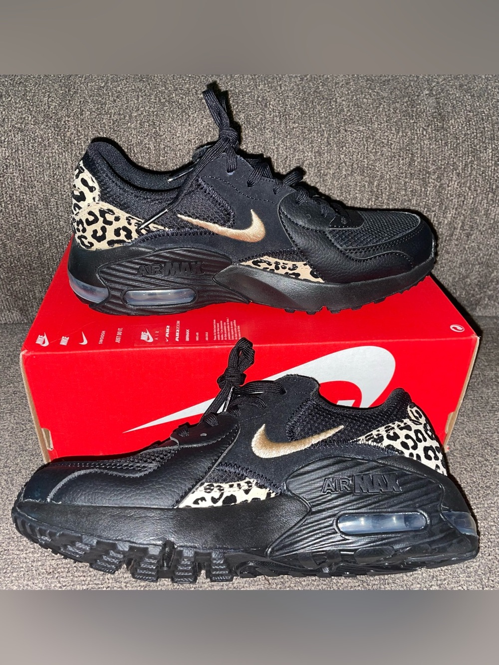 Women’s Size 6 W NIKE AIR MAX